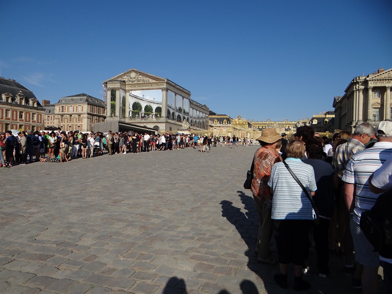 Visit Versailles long line to get in