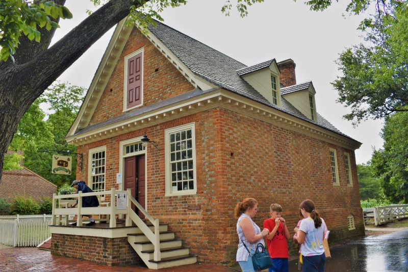 visit colonial williamsburg shopping