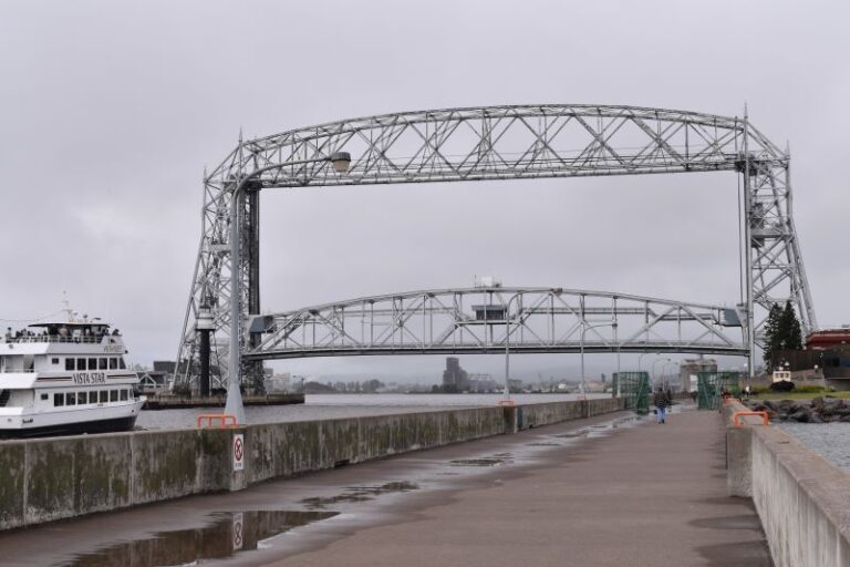 Duluth Aerial Bridge boat1